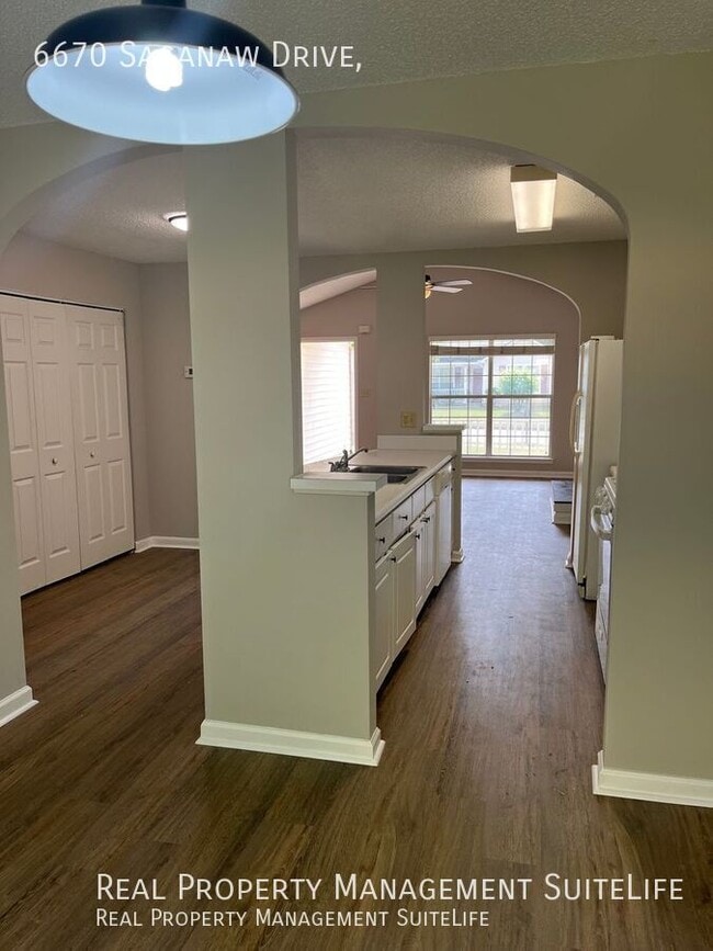 Building Photo - 6670 Saganaw Dr