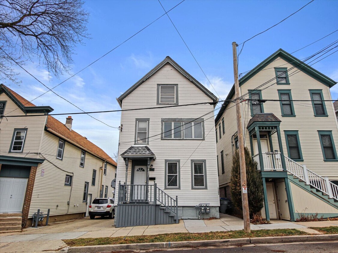 Primary Photo - Updated 3 Bed / 1 Bath Duplex — Lower East Side Milwaukee