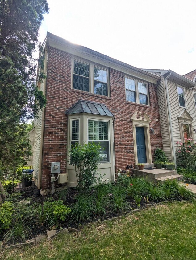 Foto principal - Beautiful 3 level END UNIT townhouse that ...