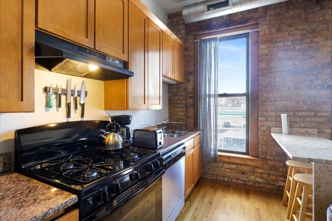 Building Photo - 2758 W Fullerton Ave