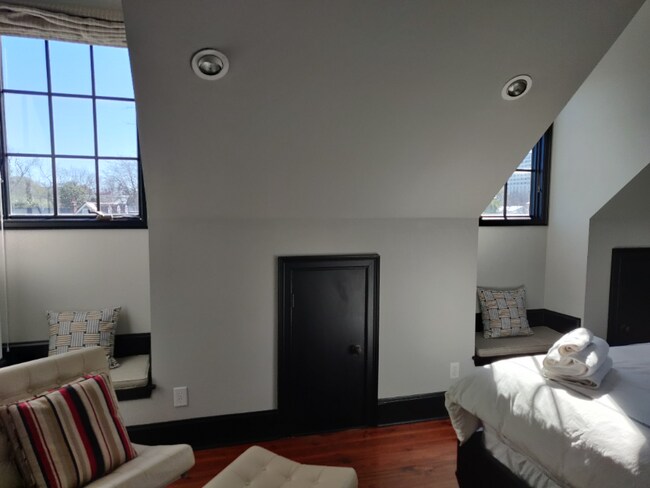 Building Photo - 3 BD DOWNTOWN Single Family House