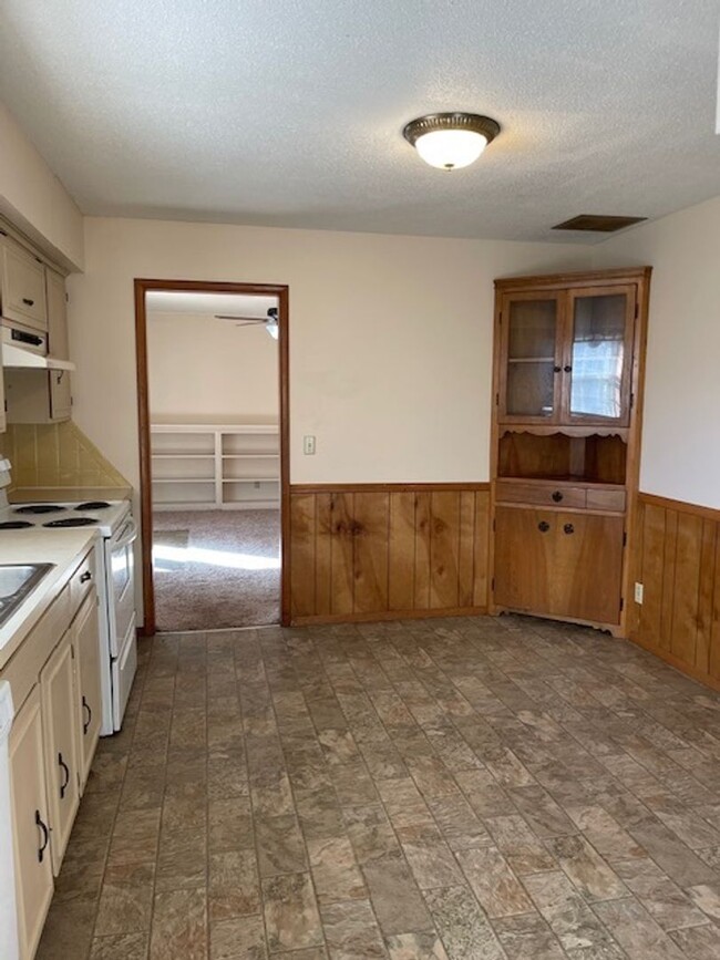 Building Photo - 3 Bed, 1.5 Bath, Great Location!