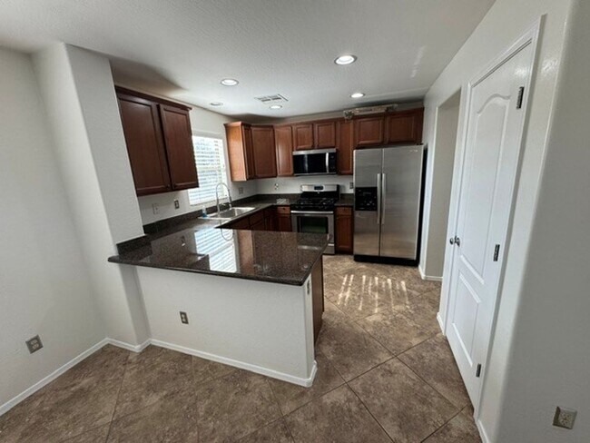 Foto del edificio - **STUNNING 3 BEDROOM/2.5 BATHROOM HOUSE IN LOCATED IN LYONS GATE (RAY & HIGLEY)**
