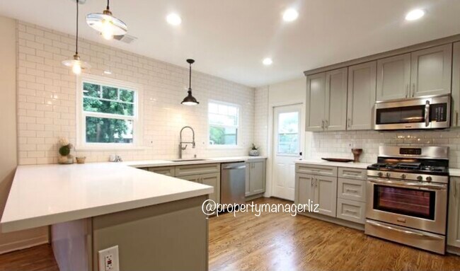 Kitchen - 4862 Glacier Dr