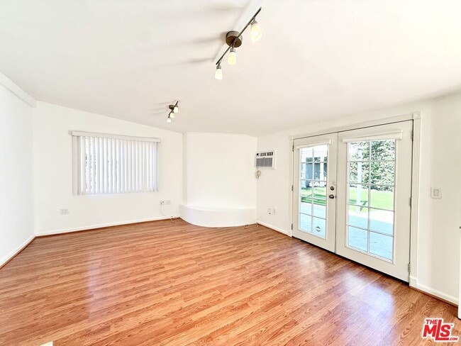 Foto del edificio - 364 N San Vicente Blvd