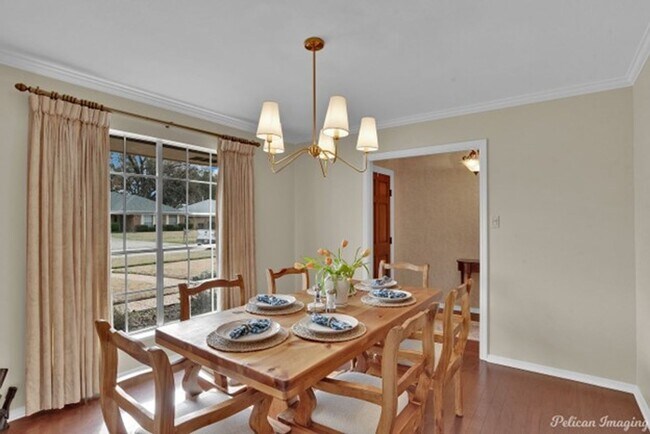 Building Photo - UNIVERSITY TERRACE -4 BEDROOM 2 BATH AVAIL...
