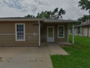 Building Photo - 609 S Mt Carmel St