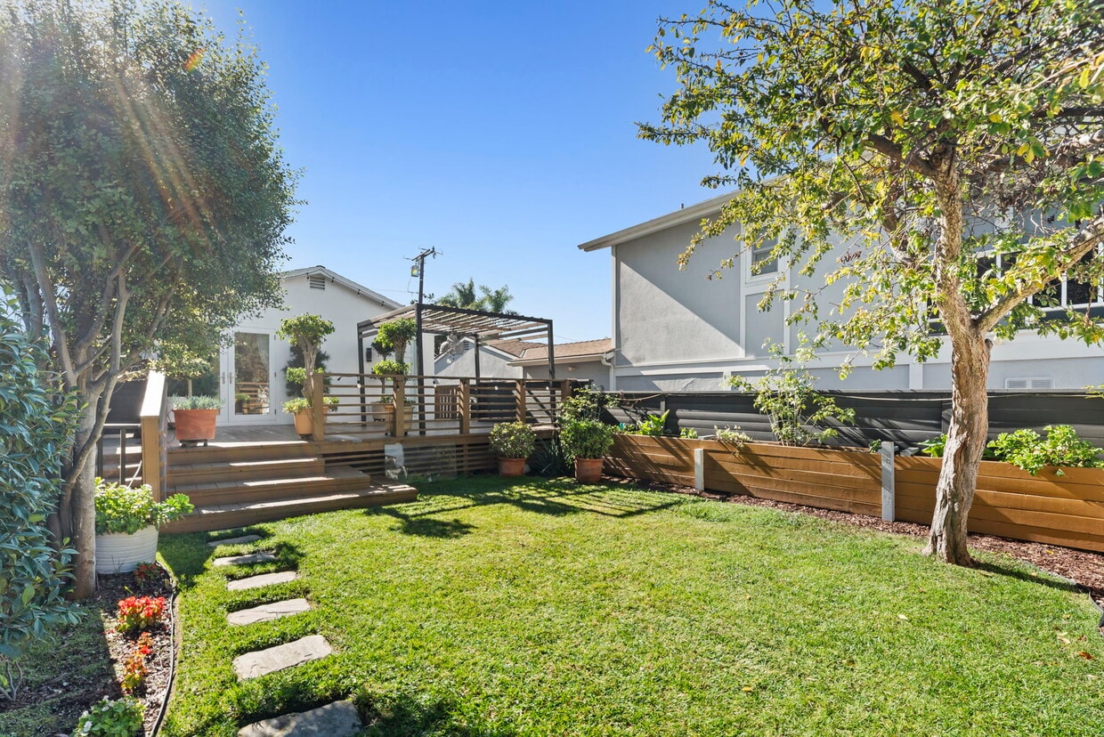 Primary Photo - 662 Rosecrans Ave