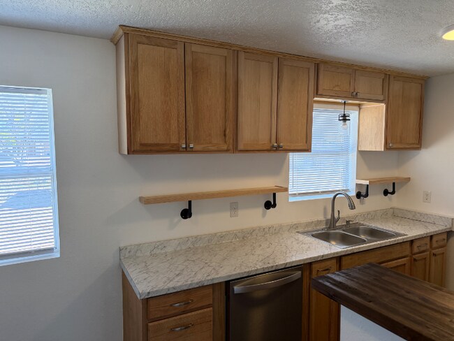 Foto del edificio - 406 Anderson Dr