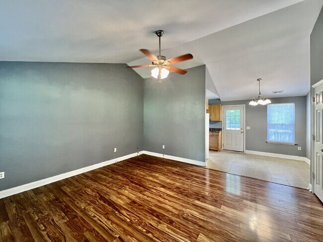 Foto del edificio - CONVENIENT LOCATION with fenced back yard