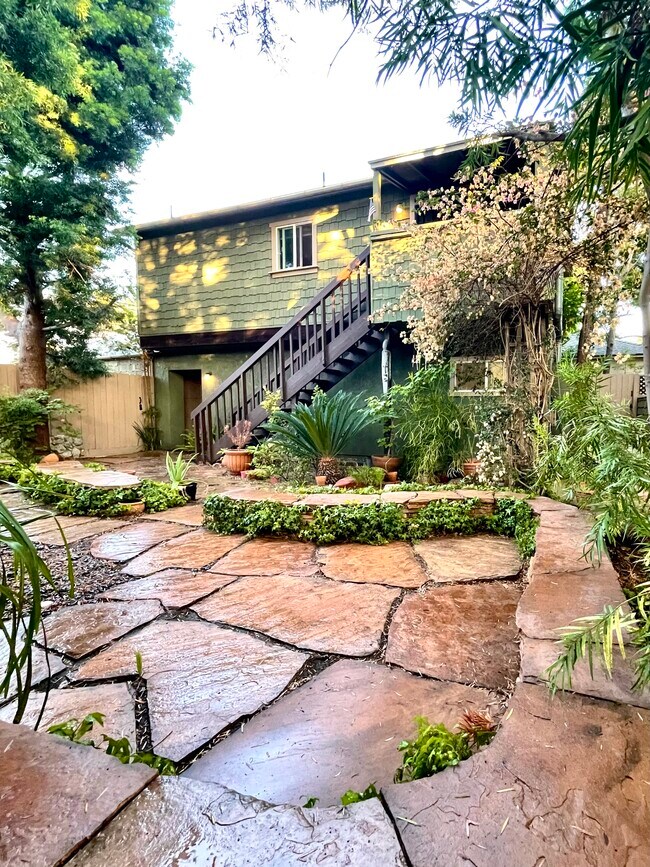 Foto del edificio - 3869 McLaughlin Ave