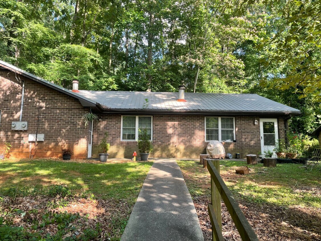 2 bedroom 1 bath duplex is located off Whitehead Rd! - 2 bedroom 1 bath duplex is located off Whi...