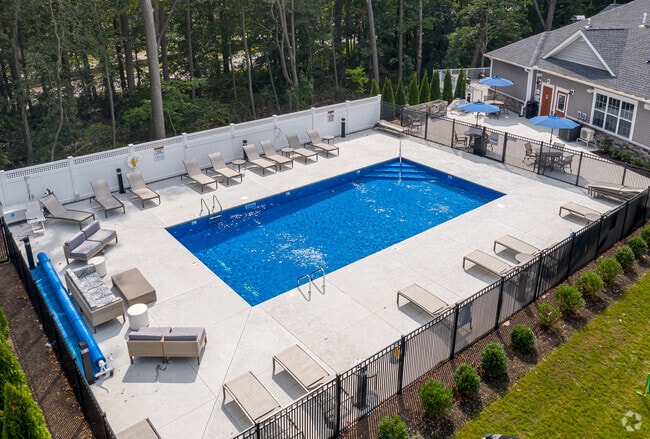 Pool - The Cove at Gateway Commons