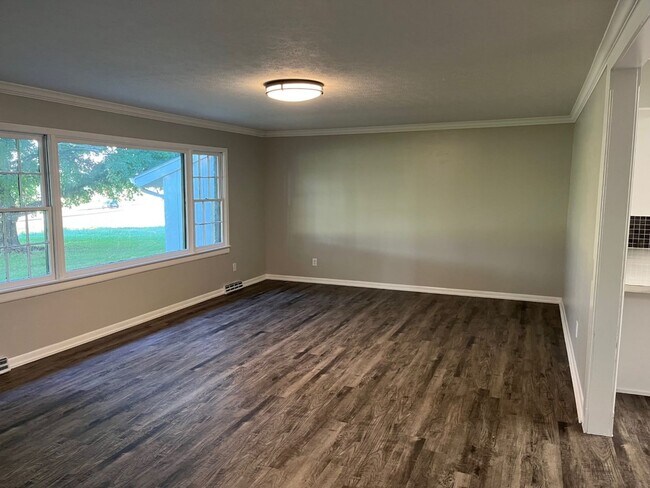 Building Photo - Newly Updates Home