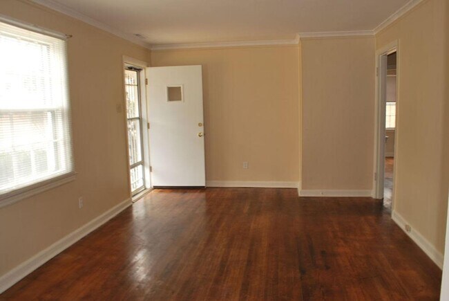 Building Photo - 3 bedroom 1 bathroom i near University of ...
