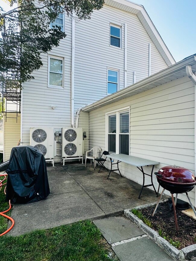 Building Photo - 4 Villus Ave