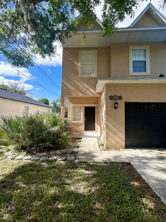 Primary Photo - Beautiful 3/2.5 Modern Townhome with a Lar...