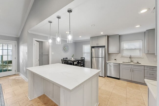 Building Photo - 10719 Del Monte Dr