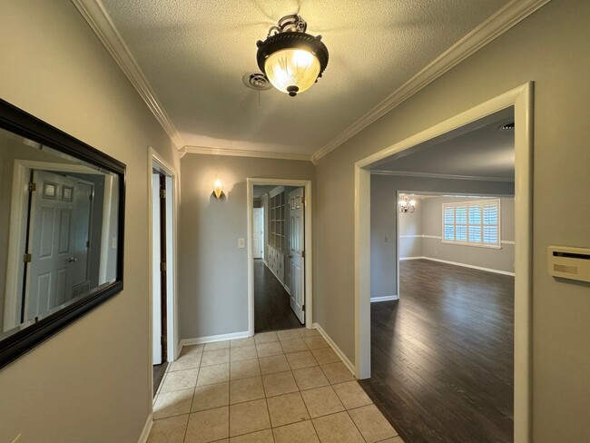 Building Photo - Charm in Downtown Milton