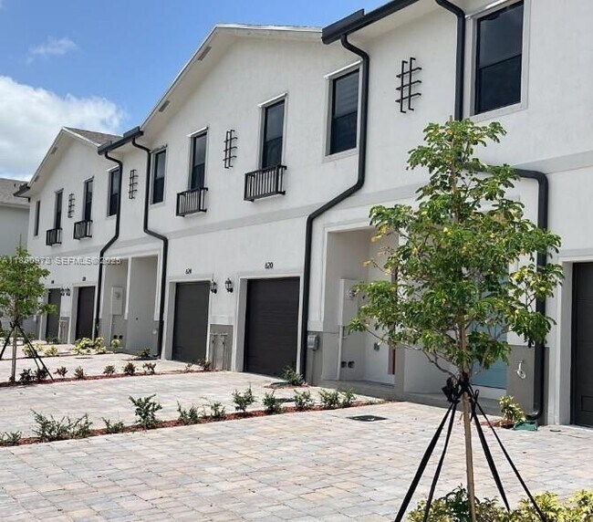 Foto del edificio - 606 SW 12th St