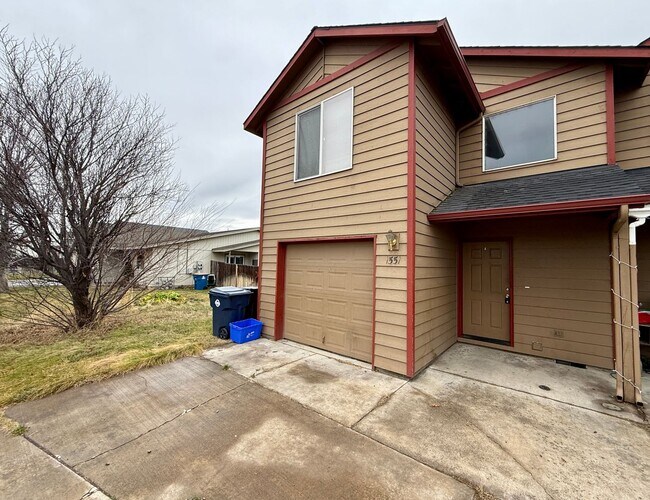 Foto del edificio - COME TAKE A LOOK AT THIS SPACIOUS TOWNHOME IN REDMOND!