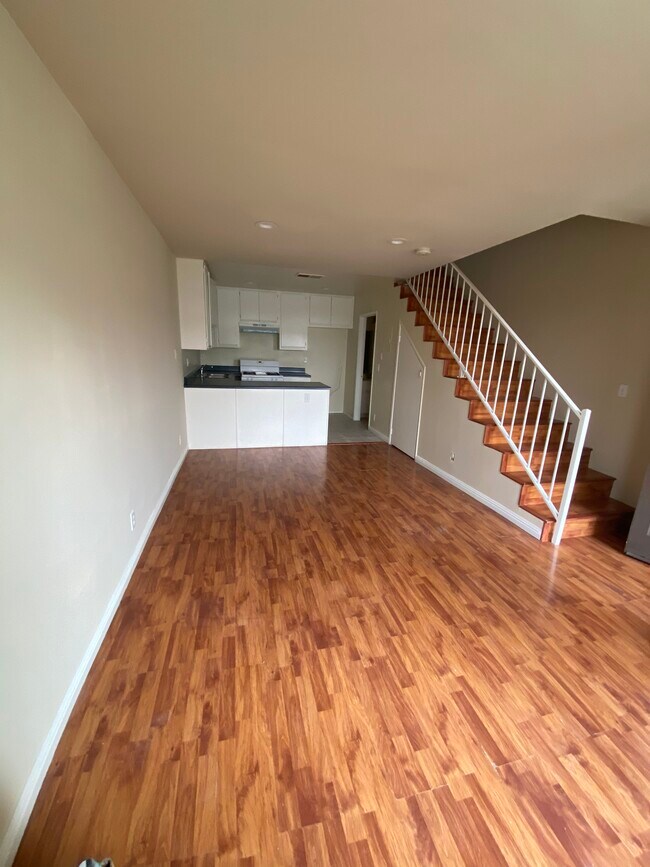 Building Photo - 10441 McVine Ave