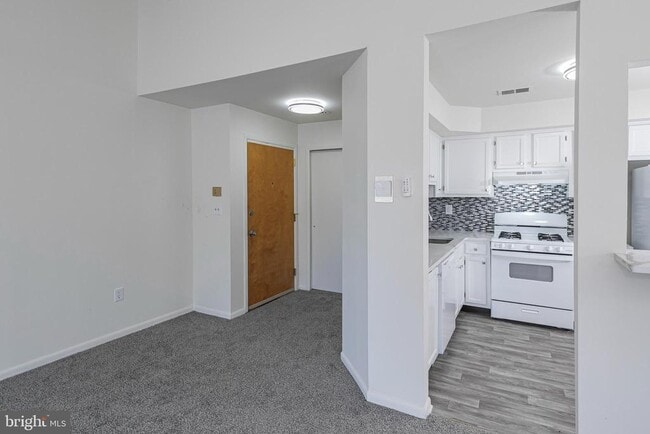 Building Photo - 104 Olympic Ct