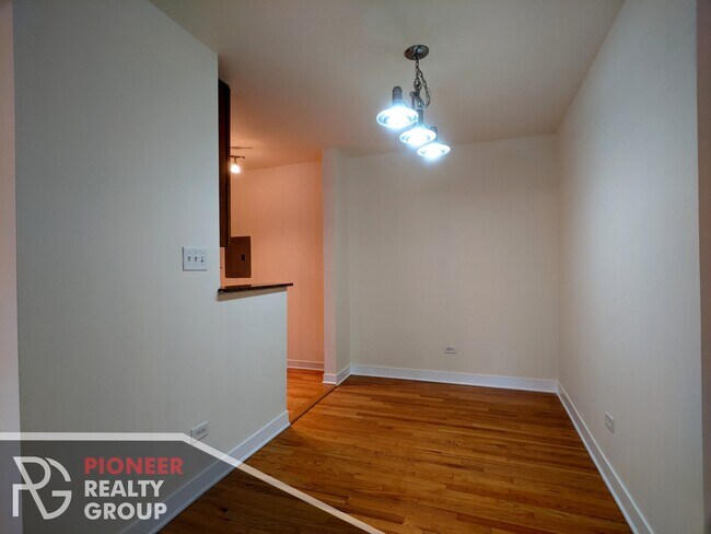 Building Photo - 659 W Wrightwood Ave