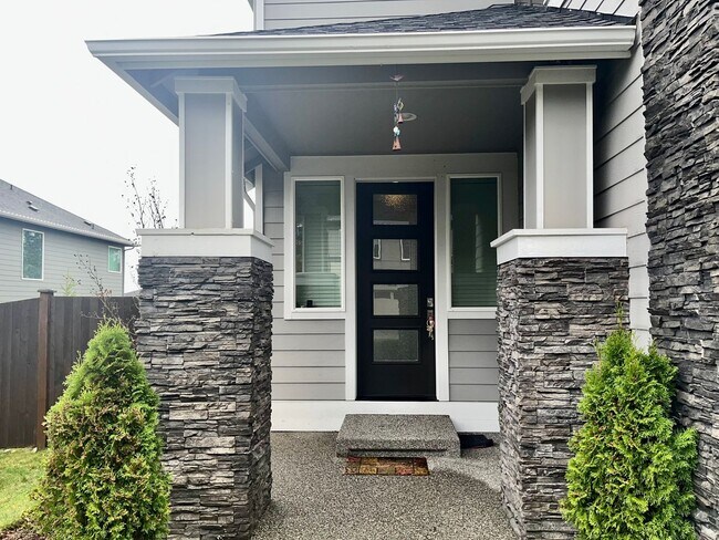 Building Photo - Large 5 Bed 3 Bath Home plus 3-Car Garage ...