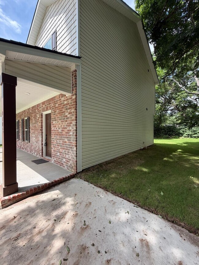 Foto del edificio - 1713 Golf Club Ln NW