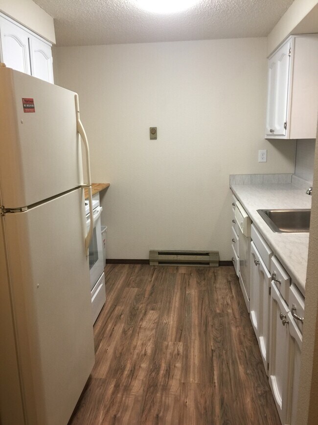 Kitchen - Straight On - 9730 Southeast Claybourne Street