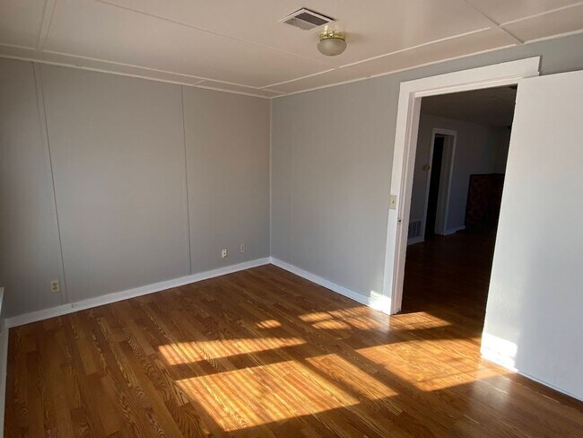 Foto del edificio - 1 Bed, Bonus Room, 2 Bath Single Family Home