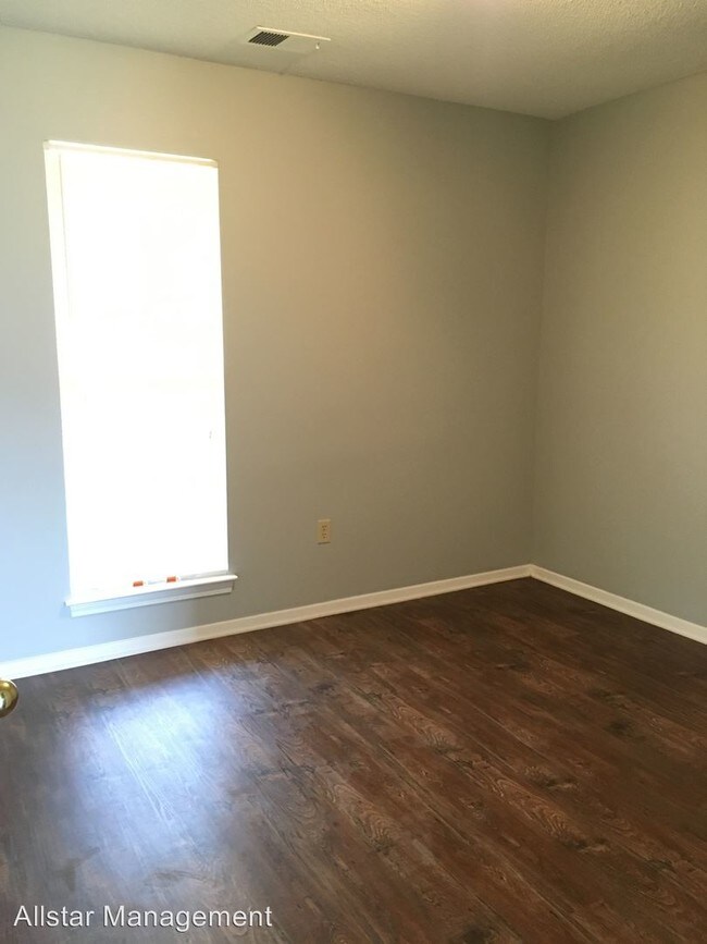 Building Photo - 10165 Oak Leaf Dr