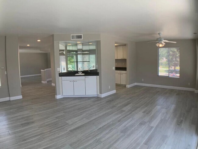 Building Photo - 4594 Cove Dr
