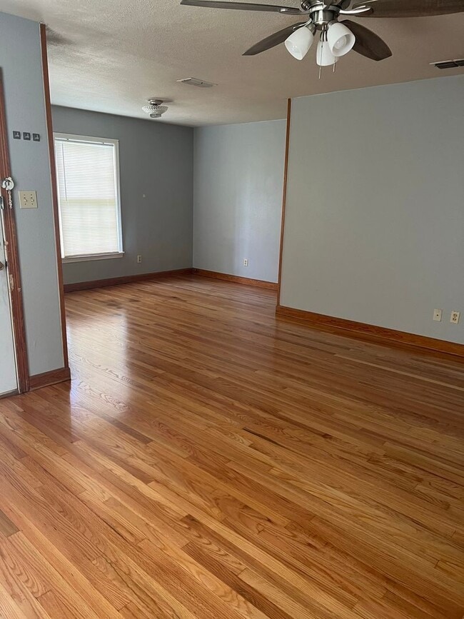 Building Photo - Gorgeous hardwood Floors