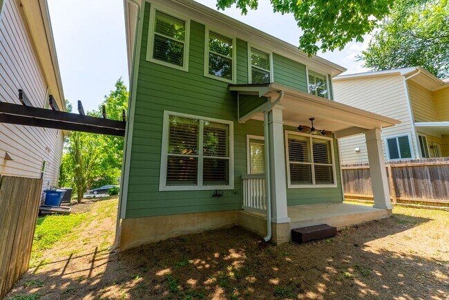 Building Photo - Modern Comfort and  Austin Charm in this 3...