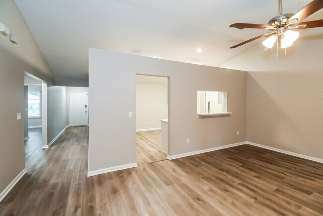 Foto del edificio - 8359 3 Creeks Blvd
