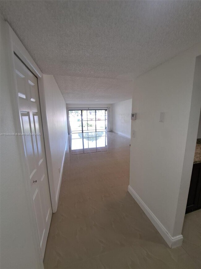 Foto del edificio - 240 Lakeview Dr