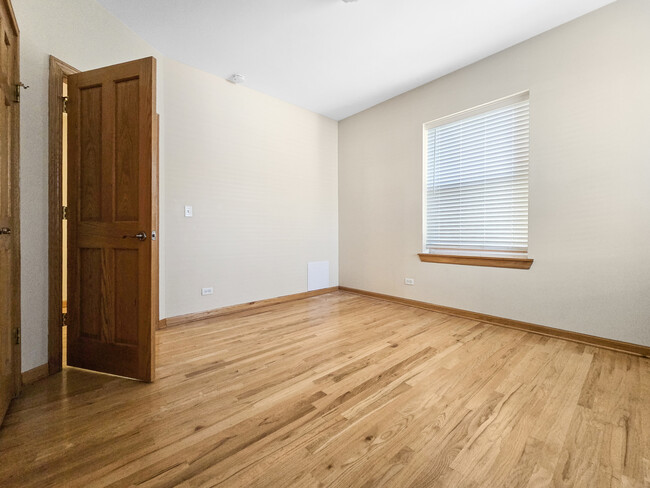 Building Photo - 4904 N Drake Ave