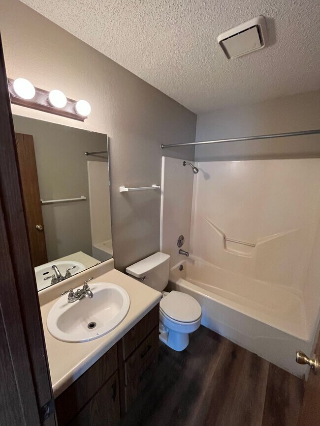 Foto del edificio - 2 bed 2 bath apartment in great location! ...
