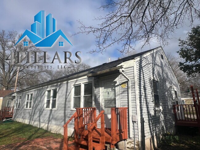 Foto del edificio - Charming 2 Bedroom Duplex in La Porte with Spacious Layout and Prime Location