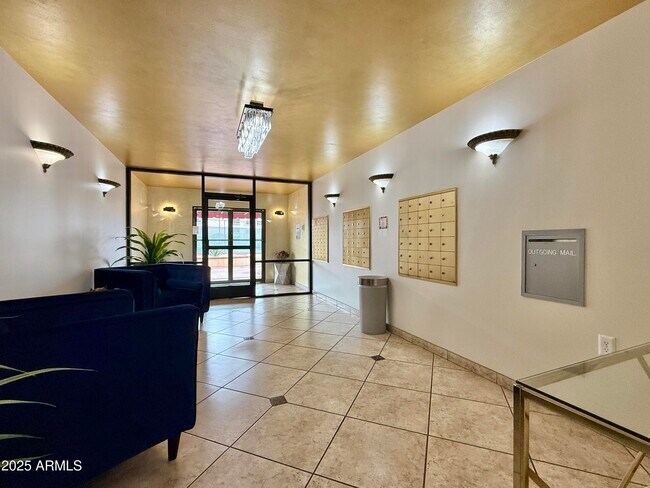 Foto del edificio - 7930 E Camelback Rd