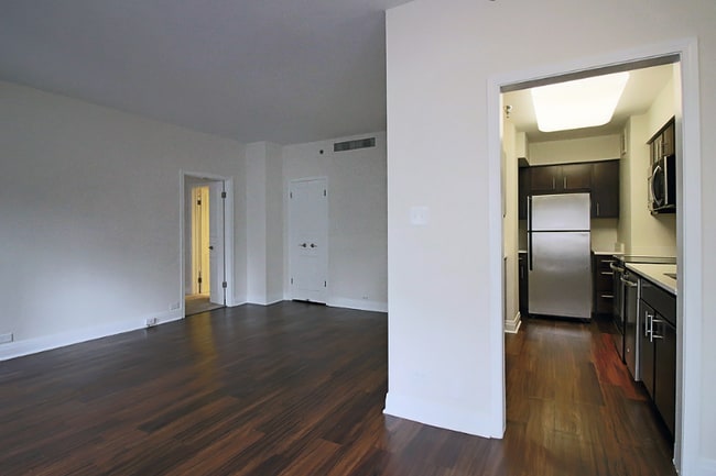 Photo - 158 E Chestnut St Apartment