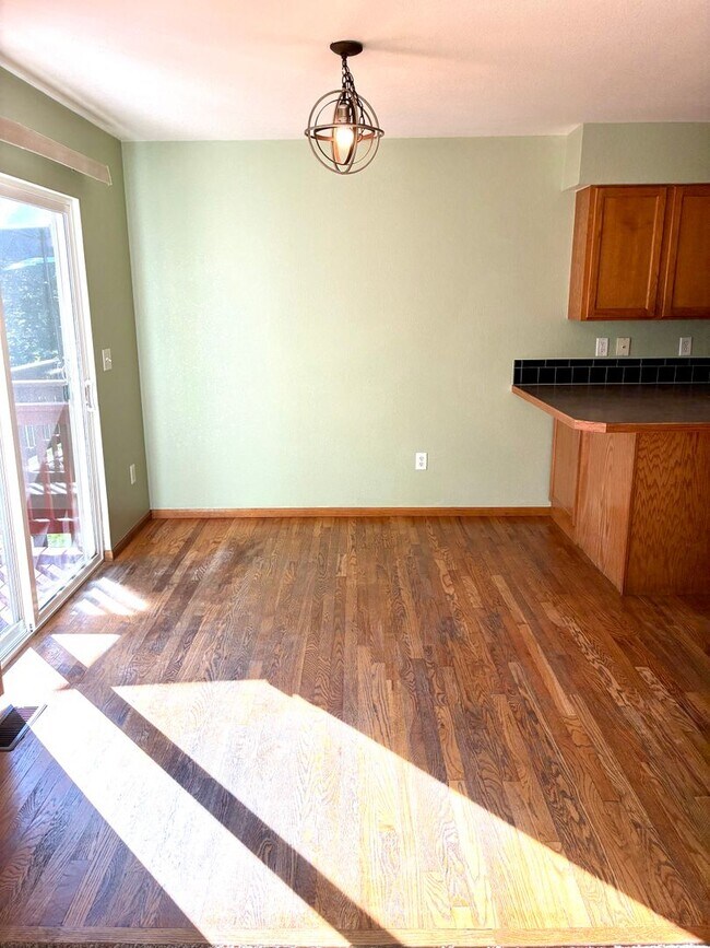 Foto del edificio - Beautiful 3 bedroom, 2 and 2-1/2 bath Townhome with 2 car attached garage and Finished Basement w...