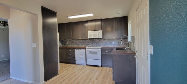 Building Photo - Newly Updated 3 Bedroom 1 Bath Home Close ...