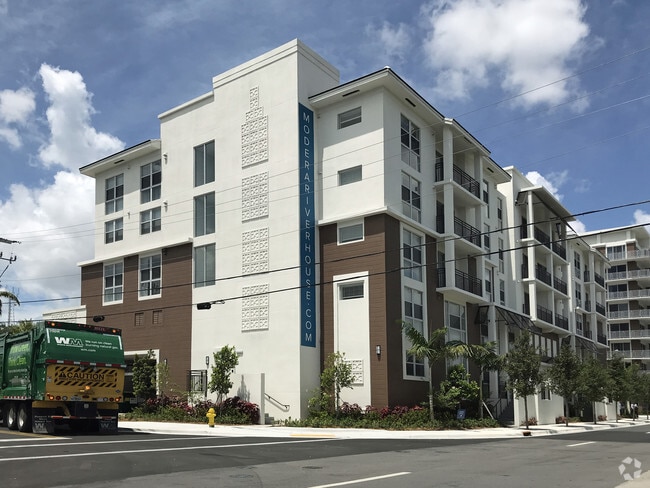 Building Photo - Riverhouse at 11th Apartments