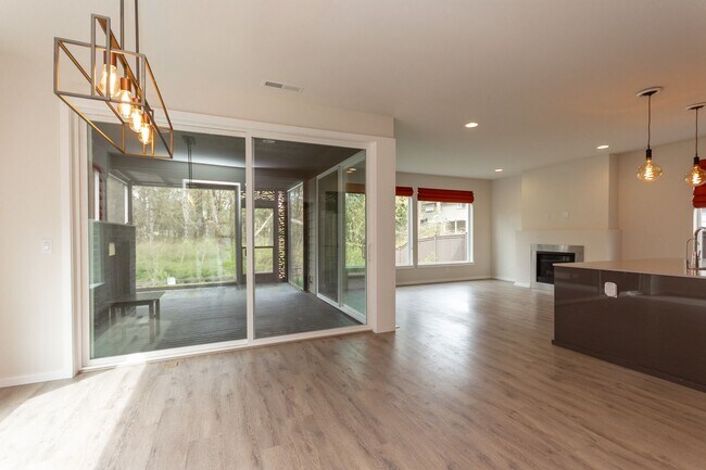 Building Photo - Spacious Contemporary 4 Bedroom Home in Au...