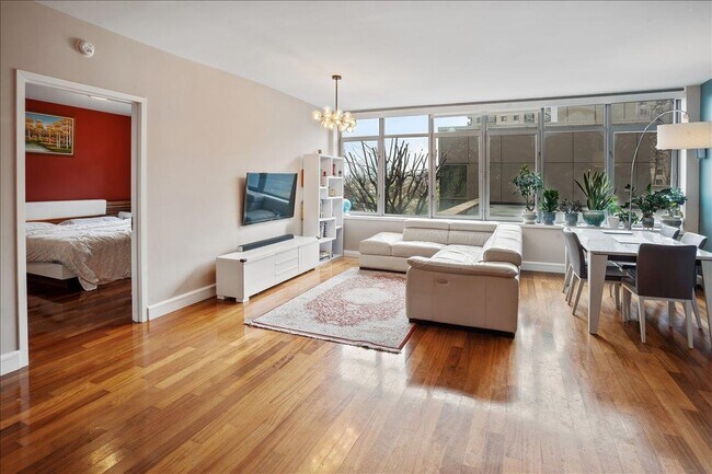 Foto del edificio - 8100 River Rd