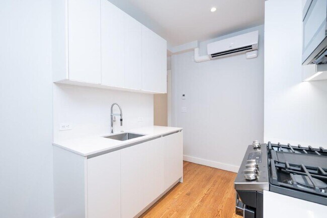 Building Photo - 15A Forest St
