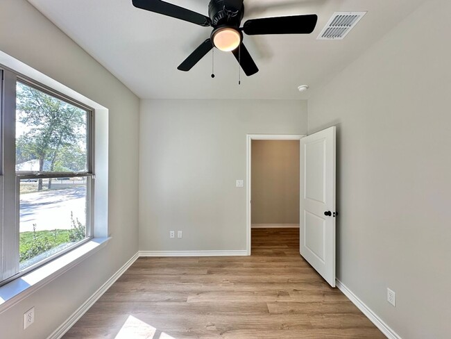 Foto del edificio - Tour Today! New Construction 4 Bed 2 Bath Triplex!